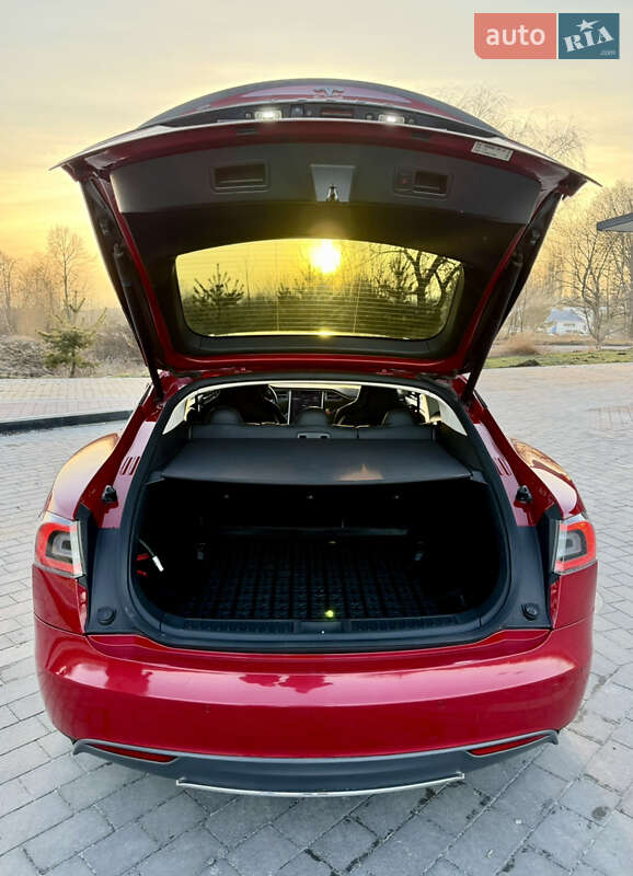 Ліфтбек Tesla Model S 2014 в Львові