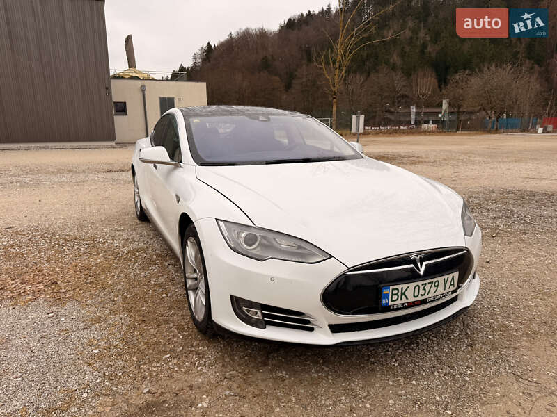 Ліфтбек Tesla Model S 2015 в Миколаєві