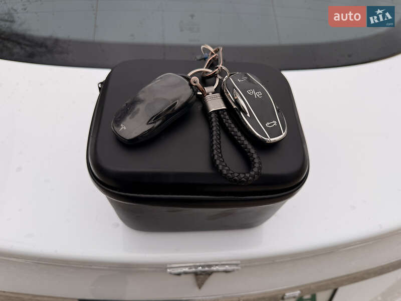 Ліфтбек Tesla Model S 2015 в Миколаєві