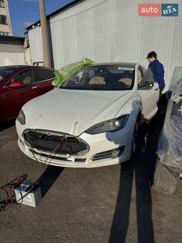 Tesla Model S 2014