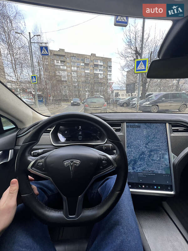 Лифтбек Tesla Model S 2015 в Черновцах