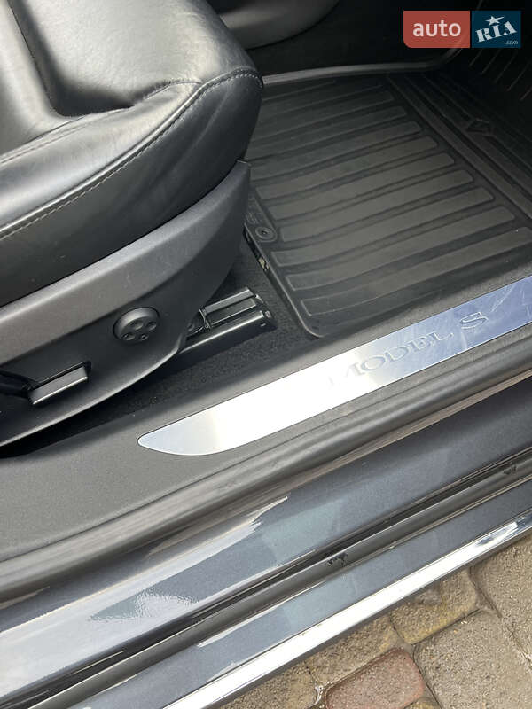 Лифтбек Tesla Model S 2015 в Черновцах