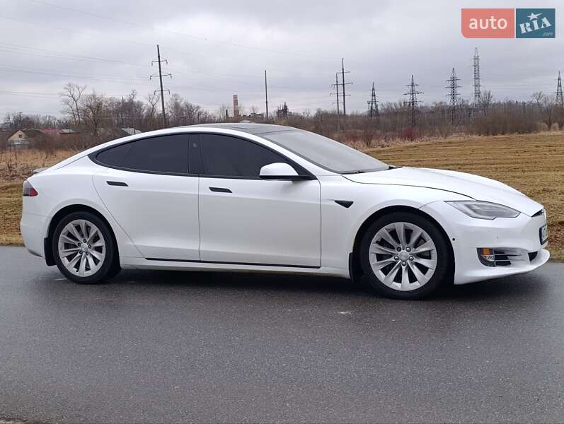 Ліфтбек Tesla Model S 2018 в Львові