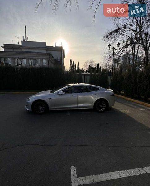 Лифтбек Tesla Model S 2018 в Львове