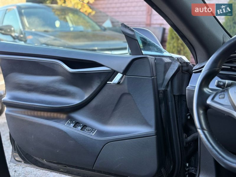 Лифтбек Tesla Model S 2018 в Львове