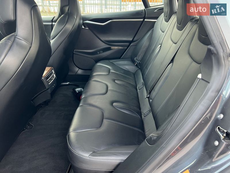 Лифтбек Tesla Model S 2017 в Киеве