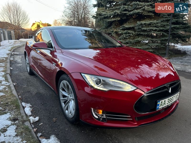 Лифтбек Tesla Model S 2015 в Киеве