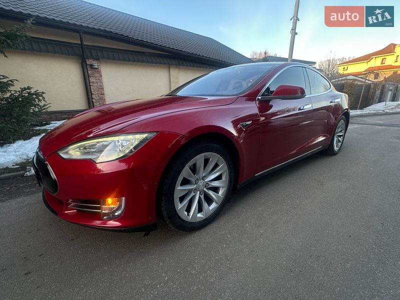 Лифтбек Tesla Model S 2015 в Киеве