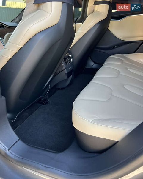 Ліфтбек Tesla Model S 2016 в Івано-Франківську