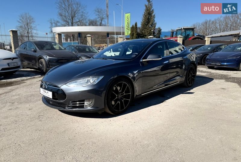 Лифтбек Tesla Model S 2015 в Виннице