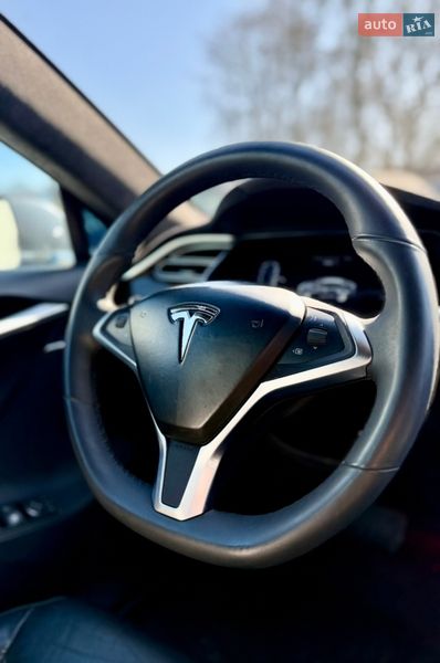 Лифтбек Tesla Model S 2015 в Виннице