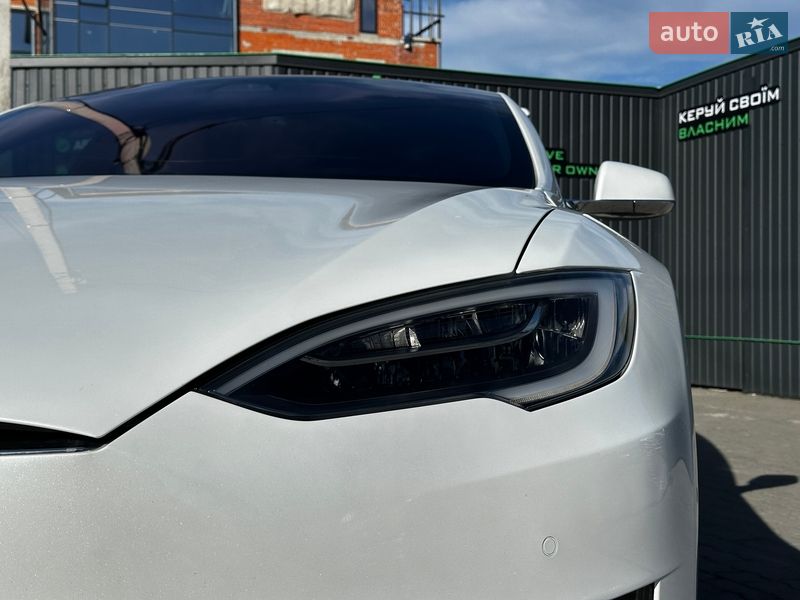 Ліфтбек Tesla Model S 2016 в Львові