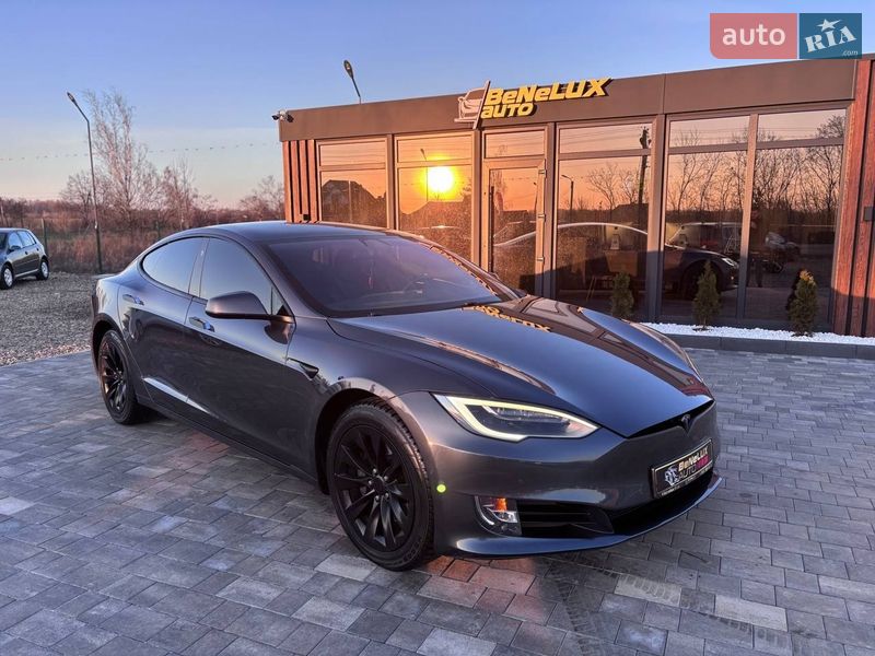 Лифтбек Tesla Model S 2017 в Коломые