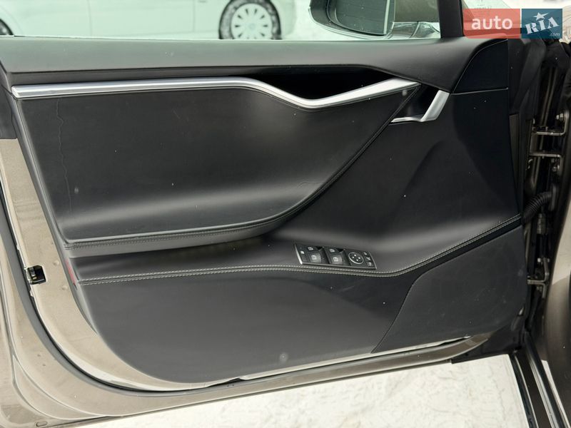 Ліфтбек Tesla Model S 2016 в Житомирі