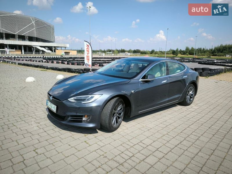 Ліфтбек Tesla Model S 2017 в Львові