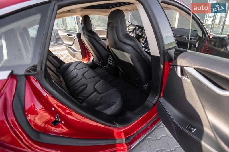 Лифтбек Tesla Model S 2015 в Тернополе