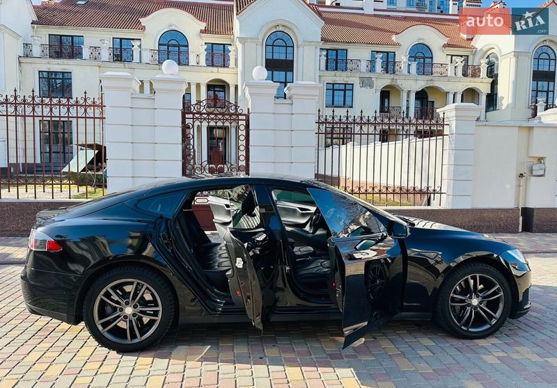 Ліфтбек Tesla Model S 2015 в Одесі