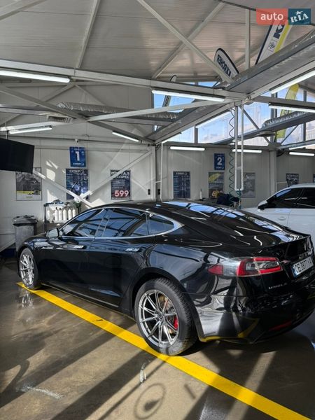 Ліфтбек Tesla Model S 2016 в Чернівцях