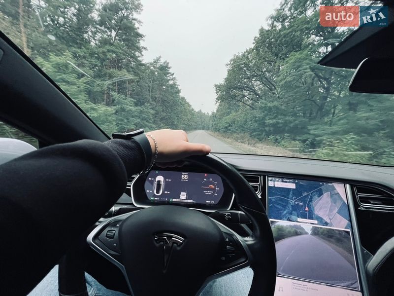 Лифтбек Tesla Model S 2017 в Сокале