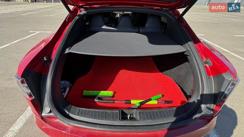 Ліфтбек Tesla Model S 2015 в Києві