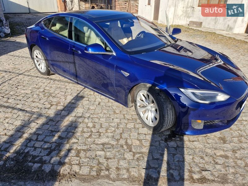 Лифтбек Tesla Model S 2016 в Киеве