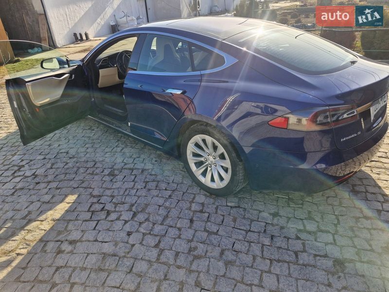 Лифтбек Tesla Model S 2016 в Киеве