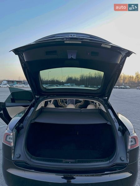 Ліфтбек Tesla Model S 2014 в Львові