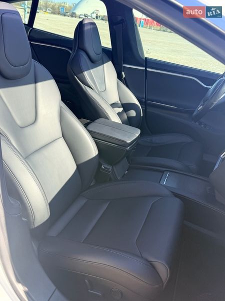 Лифтбек Tesla Model S 2018 в Киеве