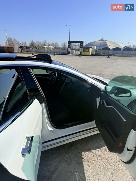 Лифтбек Tesla Model S 2018 в Киеве