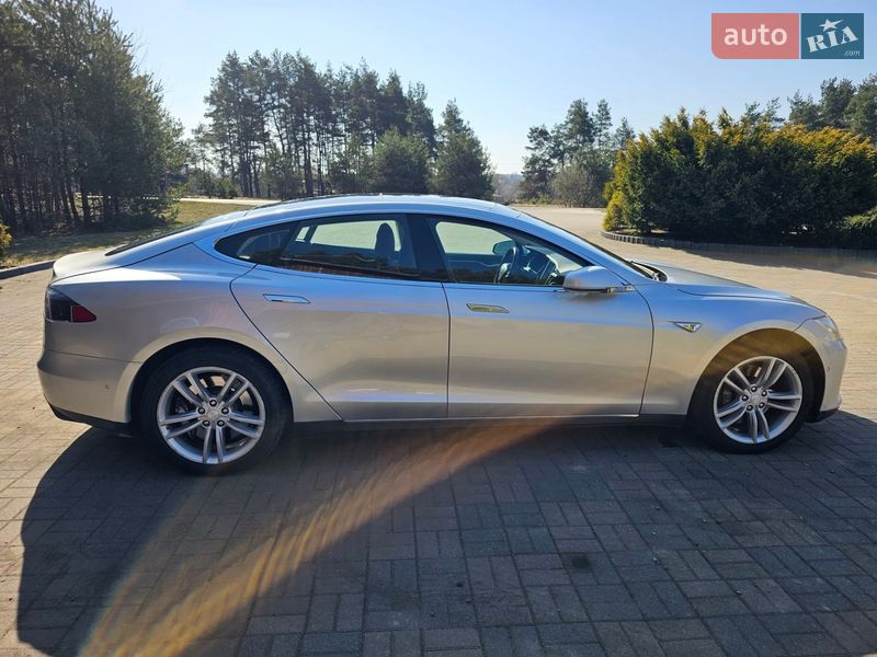 Лифтбек Tesla Model S 2015 в Судовой Вишне