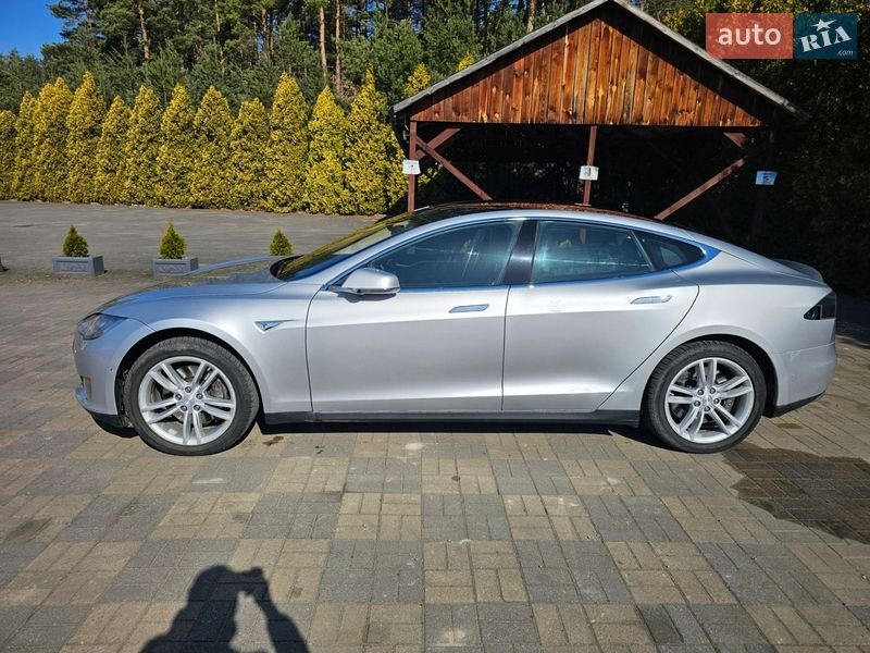 Лифтбек Tesla Model S 2015 в Судовой Вишне