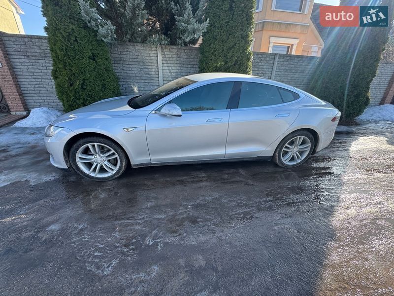 Ліфтбек Tesla Model S 2014 в Прилуках