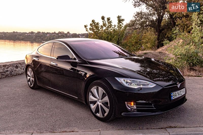 Лифтбек Tesla Model S 2020 в Кропивницком