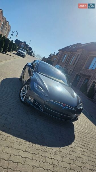 Лифтбек Tesla Model S 2015 в Черновцах