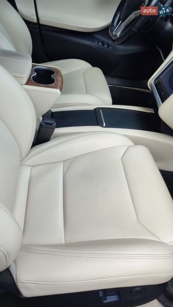 Лифтбек Tesla Model S 2017 в Киеве фото 10 Лифтбек Tesla Model S 2017 в Киеве