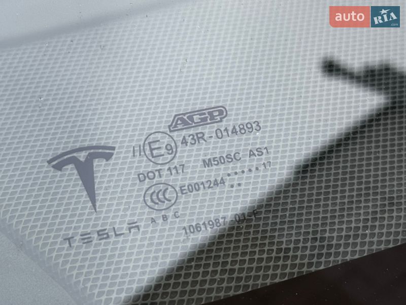 Лифтбек Tesla Model S 2017 в Киеве фото 24 Лифтбек Tesla Model S 2017 в Киеве