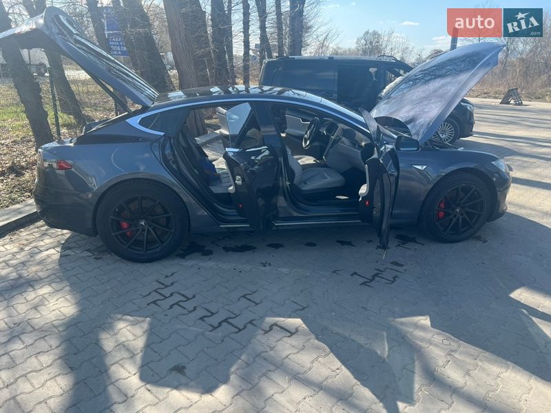 Лифтбек Tesla Model S 2015 в Львове