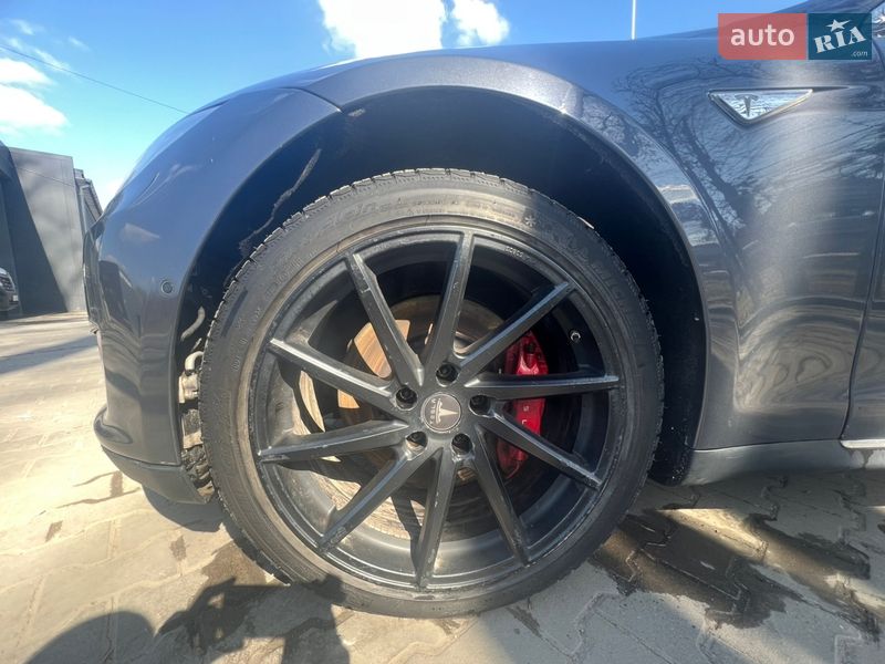 Лифтбек Tesla Model S 2015 в Львове