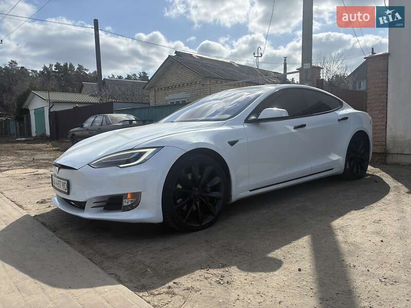 Лифтбек Tesla Model S 2016 в Киеве