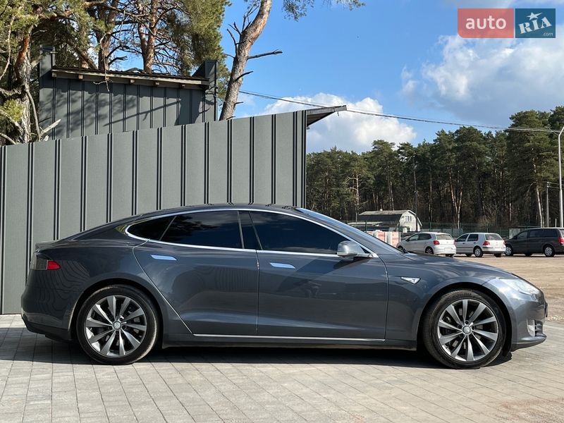 Лифтбек Tesla Model S 2015 в Смыге