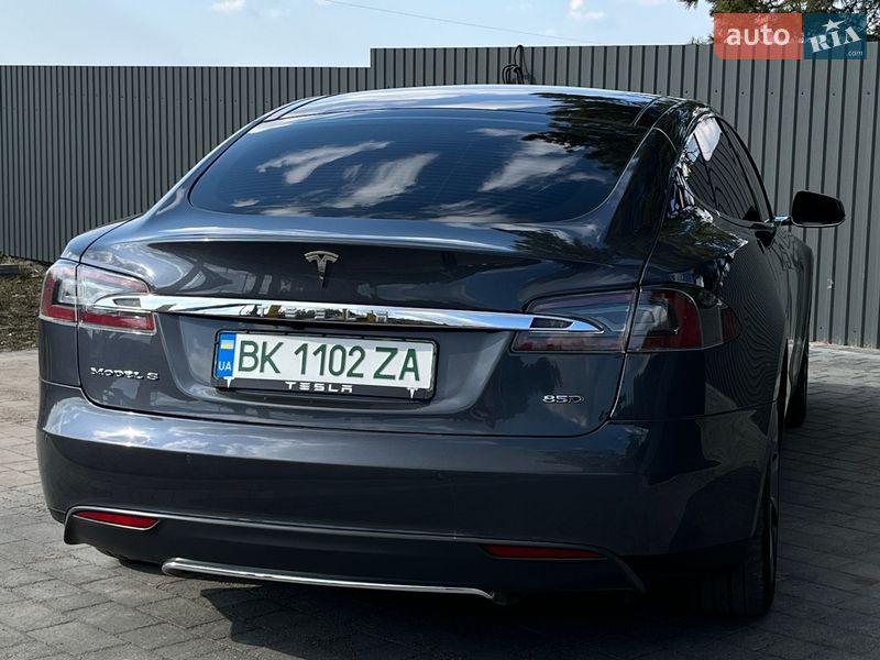 Лифтбек Tesla Model S 2015 в Смыге