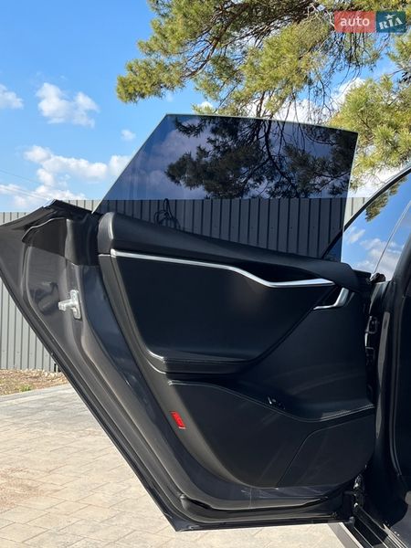 Лифтбек Tesla Model S 2015 в Смыге