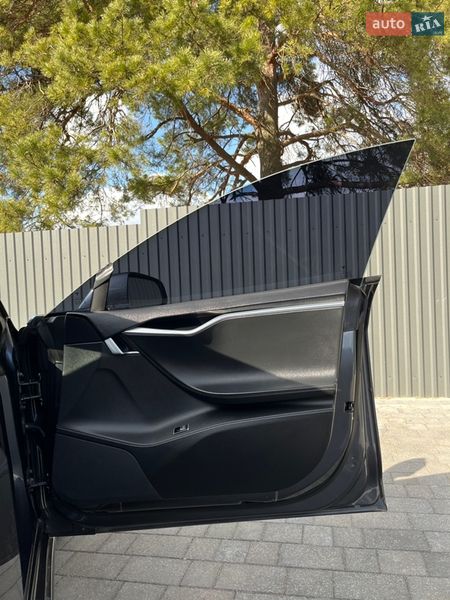 Лифтбек Tesla Model S 2015 в Смыге