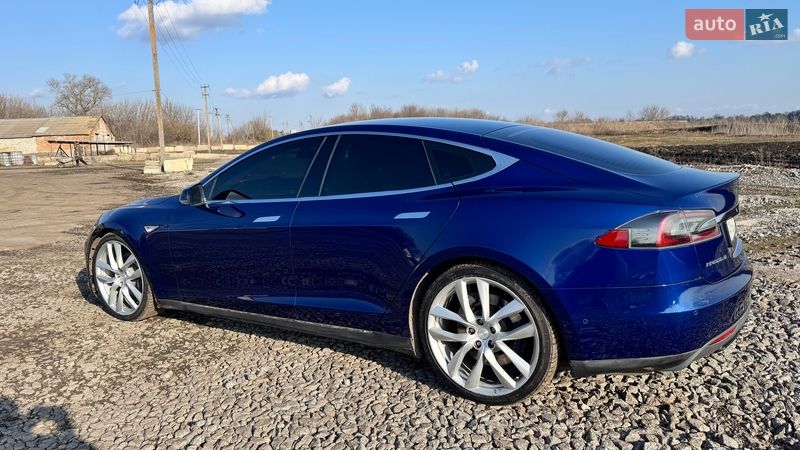 Лифтбек Tesla Model S 2015 в Киеве