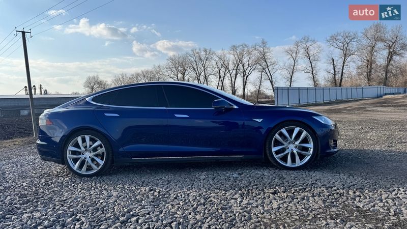 Лифтбек Tesla Model S 2015 в Киеве