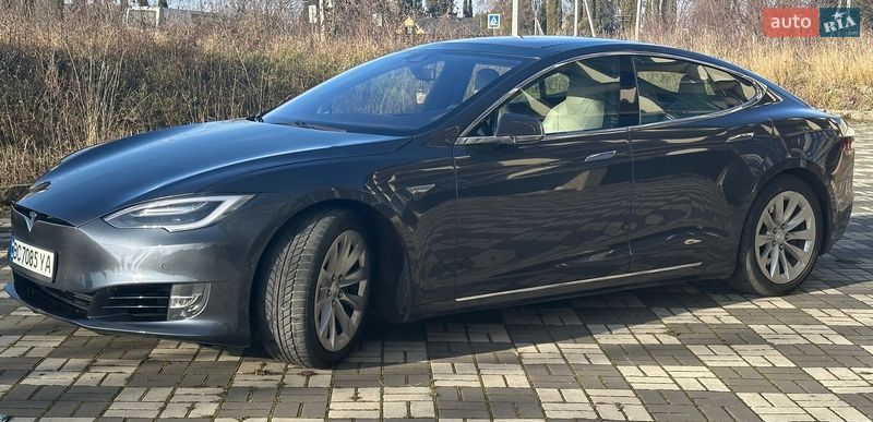 Лифтбек Tesla Model S 2016 в Буске