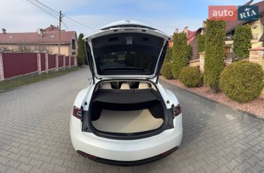 Лифтбек Tesla Model S 2018 в Черновцах