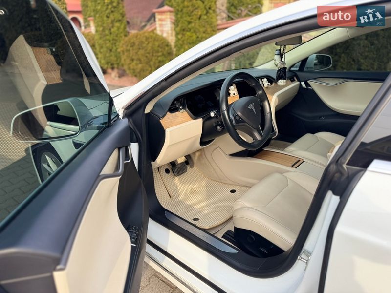 Лифтбек Tesla Model S 2018 в Черновцах