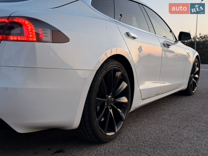 Лифтбек Tesla Model S 2016 в Киеве