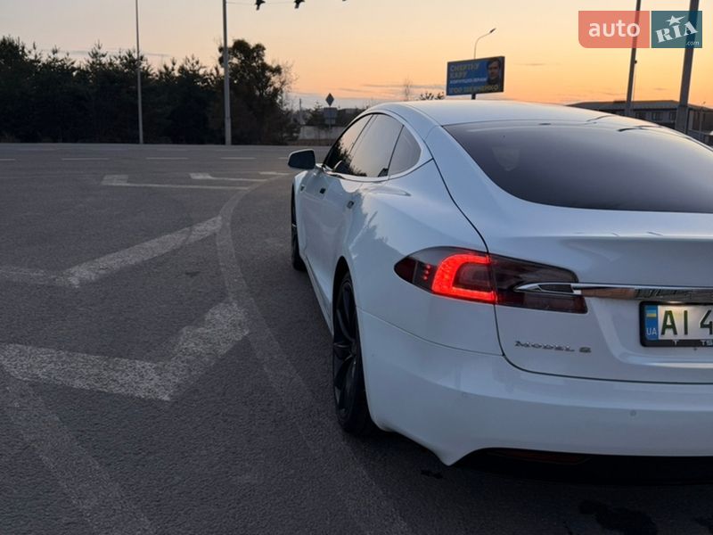 Лифтбек Tesla Model S 2016 в Киеве